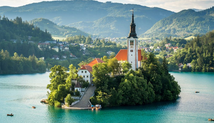 कुदरत की खूबसूरती का बेहतरीन नमूना हैं दुनिया की ये 8 झीलें 