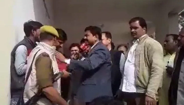 Lakhimpur Violence: पत्रकार ने जेल में बंद बेटे पर पूछा सवाल तो भड़के केंद्रीय गृह राज्य मंत्री अजय मिश्रा, दिया धक्का, अपशब्द भी कहे