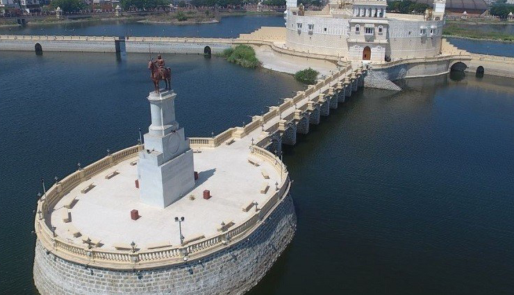 not to miss attractions in jamnagar,top places jamnagar,jamnagar tourism,lakhota lake,marine national park,bala hanuman temple,pratap vilas palace,khijadiya bird sanctuary,pirotan island,darbargadh palace,ratan bai masjid,willingdon crescent,bohra hajira,jamnagar travel guide,things to do in jamnagar,best places in jamnagar