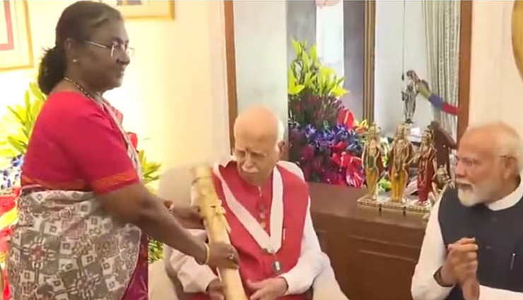 मोदी की उपस्थिति में आडवाणी को मिला भारत रत्न, राष्ट्रपति ने घर जाकर किया सम्मान