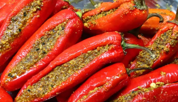 लाल मिर्च का अचार : तीखेपन के बावजूद चटखारे लेकर खाने वालों की नहीं है कमी, करें स्टोर #Recipe