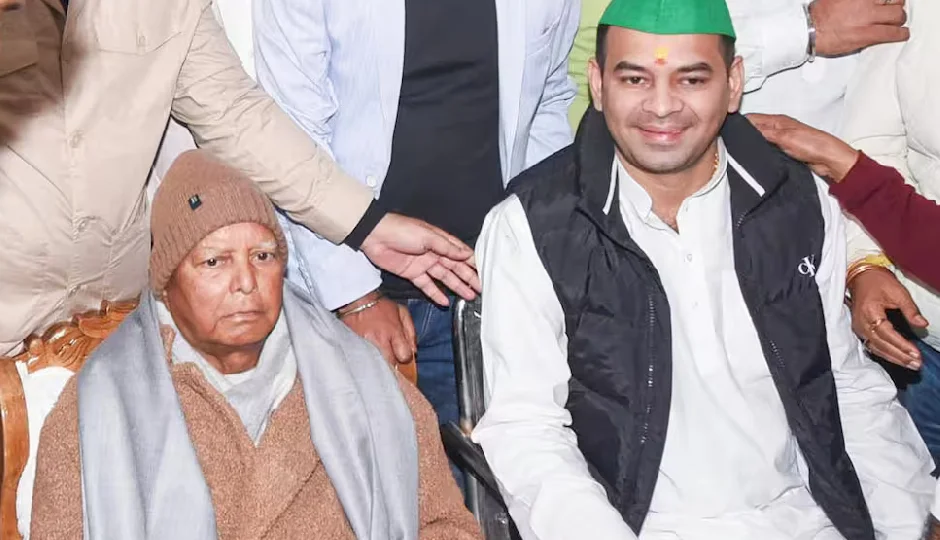 पार्टी से निष्कासन के बाद पहली बार आमने-सामने आए लालू-तेज प्रताप, क्या हुई बात?