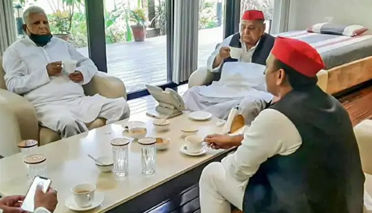 मुलायम सिंह यादव, लालू प्रसाद यादव और अखिलेश यादव की चाय पर चर्चा, तस्वीरें