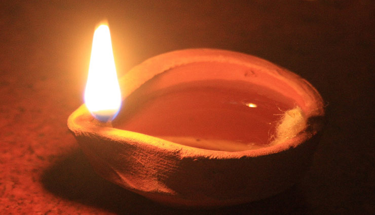 घर को रौशन करने वाला दीपक, इन उपायों से लाता है जीवन में सुख-समृद्धि