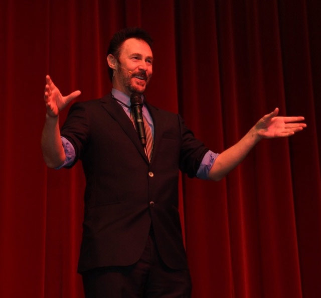 magicians that have created history,most famous magicians in the world,magicians around the world,harry houdini,david blaine,lance burton,tomas de la cruz,gopinath muthukad