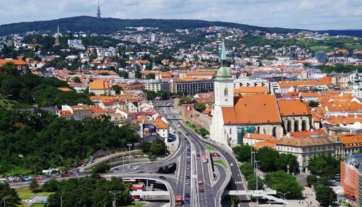 दो देशों की सीमाओं से सटी हुई इस देश की राजधानी, जानें कई अन्य रोचक बातें weird news,weird country,interesting facts,slovakia