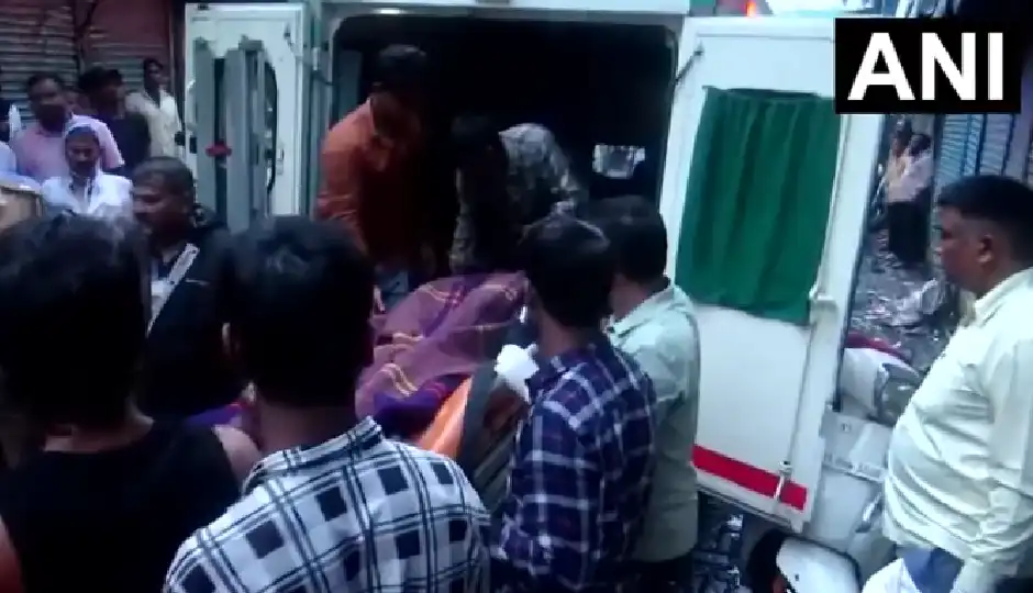 मुंबई के कुर्ला में बारिश के बीच भूस्खलन से बड़ा हादसा, 2 की मौत; 4-5 लोगों के मलबे में दबे होने की आशंका