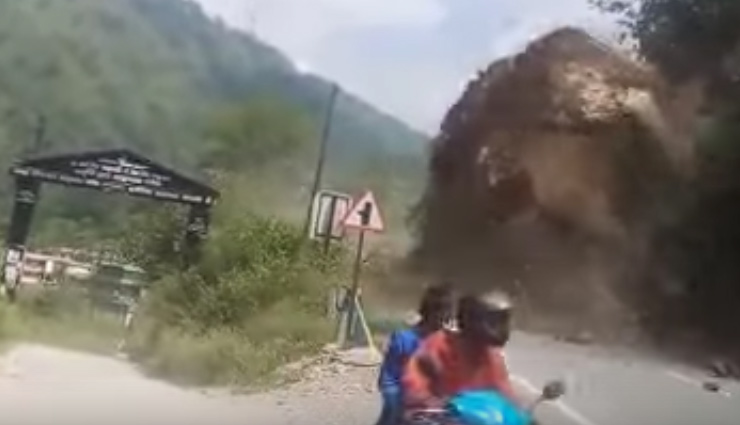 किस्मत ने बचा ली इन दो स्कूटी सवार की जान, देखें ये दिल दहला देने वाला वीडियो 