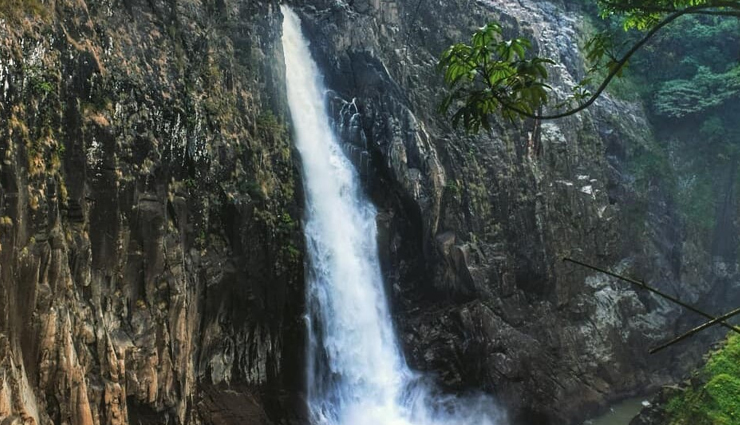 india stunning waterfalls,must-visit waterfall destinations,scenic waterfall spots,natural wonders of india,picturesque waterfall getaways,waterfall sightseeing in india,famous indian waterfalls,traveling to india waterfalls,exploring nature beauty in india,india captivating waterfall landscapes