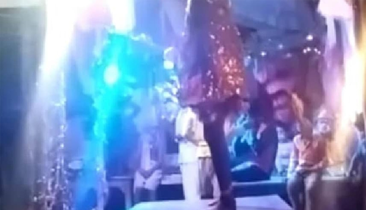 लंकादहन के दौरान हनुमान जी का रोल निभा रहे बुजुर्ग की मौत, वीडियो में कैद हुई पूरी  घटना