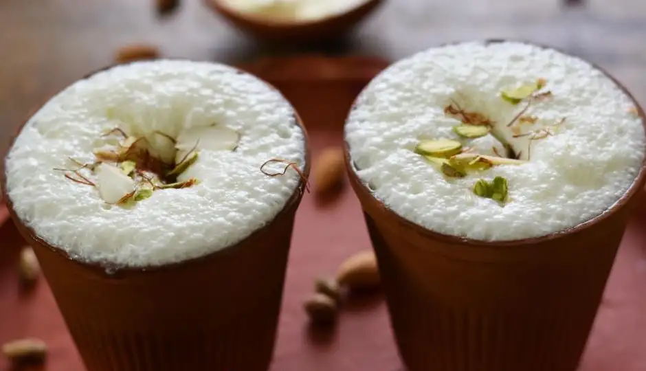 घर बैठे तैयार करें रिच और मलाईदार लस्सी, बिना चीनी के मिनटों में बनेगी, जानें आसान तरीका