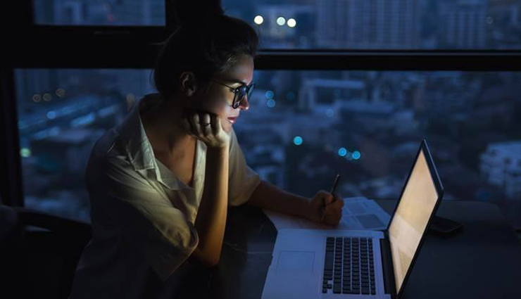 ऑफिस में इन खराब आदतों की वजह से बढ़ सकता है आपका वजन bad office habits,increase weight,unhealthy workplace practices,office habits affecting weight,weight gain at work,sedentary office habits,office lifestyle impact on weight,avoiding weight gain in the office,healthy work habits,workplace wellness tips