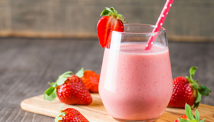 late night snacks,healthy late night snacks,Health tips,fitness tips,strawberry smoothie,crackers,popcorn,dark chocolate,dried figs,frozen blueberries