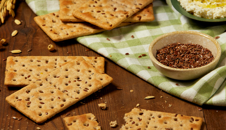 late night snacks,healthy late night snacks,Health tips,fitness tips,strawberry smoothie,crackers,popcorn,dark chocolate,dried figs,frozen blueberries