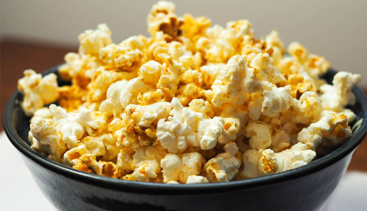 late night snacks,healthy late night snacks,Health tips,fitness tips,strawberry smoothie,crackers,popcorn,dark chocolate,dried figs,frozen blueberries