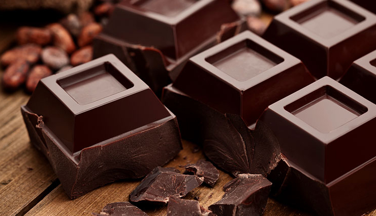 late night snacks,healthy late night snacks,Health tips,fitness tips,strawberry smoothie,crackers,popcorn,dark chocolate,dried figs,frozen blueberries