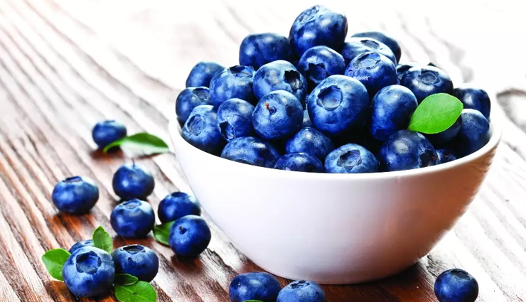 late night snacks,healthy late night snacks,Health tips,fitness tips,strawberry smoothie,crackers,popcorn,dark chocolate,dried figs,frozen blueberries