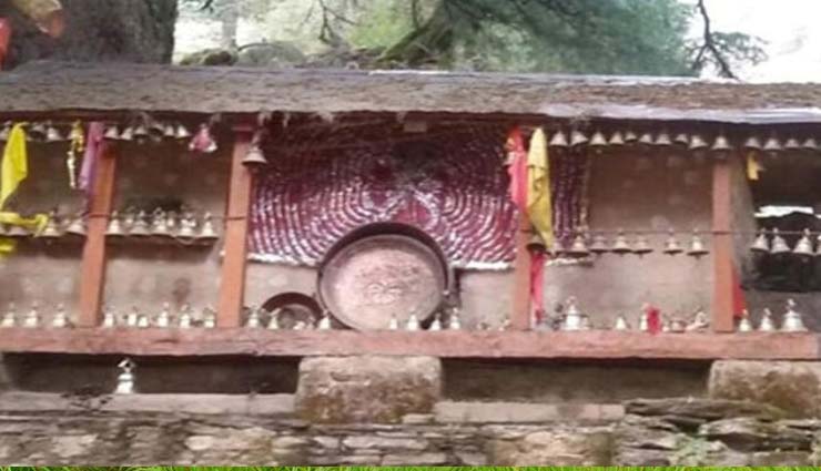 लाटू देवता : आंख, नाक और मुंह पर पट्टी बांधकर पुजारी करता है पूजा