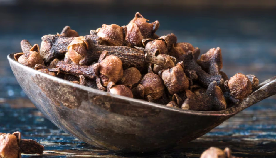 रात को मुंह में दबाकर सोएं बस एक 'लौंग'… मिलेंगे ऐसे अद्भुत फायदे जो आप कभी नहीं सोच सकते थे