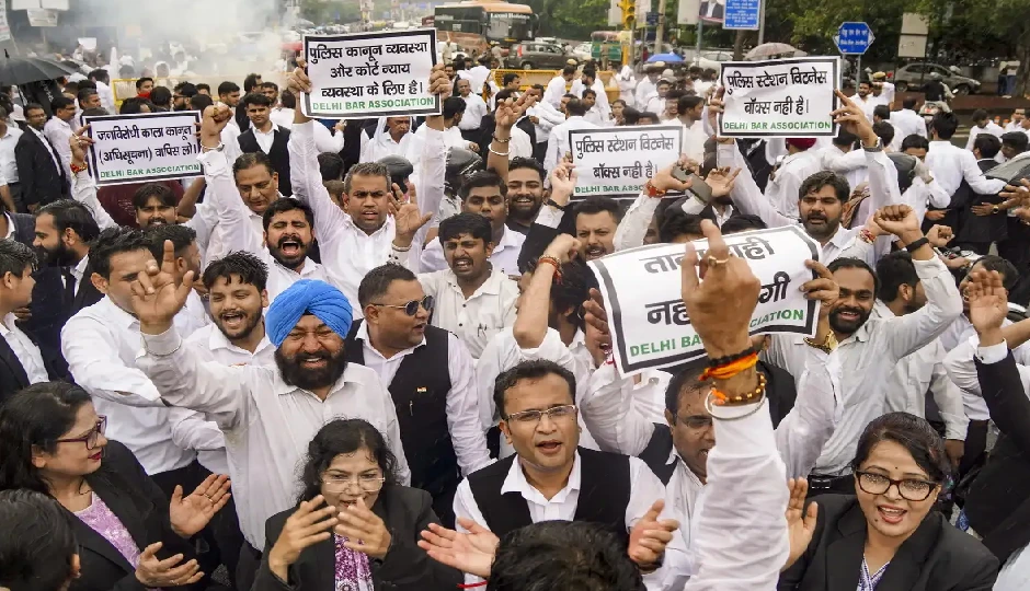 दिल्ली की निचली अदालतों के वकील 8 सितंबर से करेंगे एलजी नोटिफिकेशन के खिलाफ अनिश्चितकालीन हड़ताल