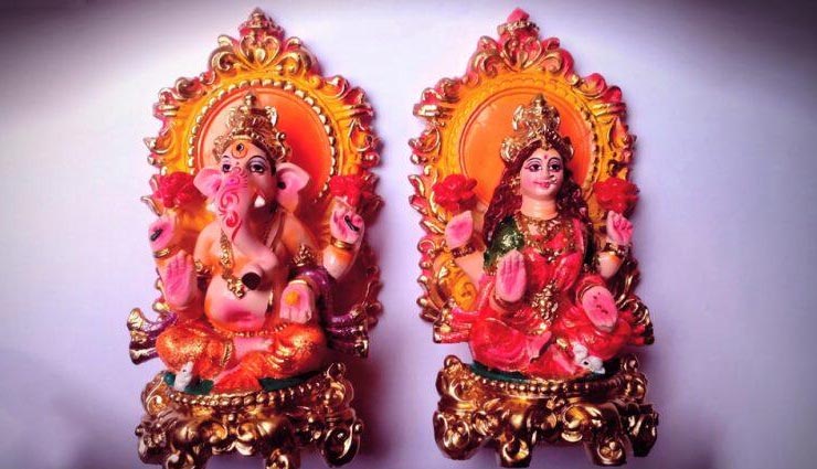 अगर चाहते है  पैसों की तंगी से बचना तो भूलकर  भी दिवाली के दिन घर पर ना लाएं लक्ष्मी-गणेश की ऐसी मूर्ति