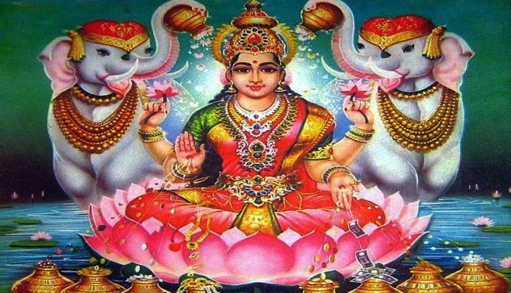 पाना चाहते हैं मां लक्ष्मी की कृपा, शुक्रवार के दिन आजमाए इनमें से कोई एक उपाय astrology tips,astrology tips in hindi,devi lakshmi,friday remedies