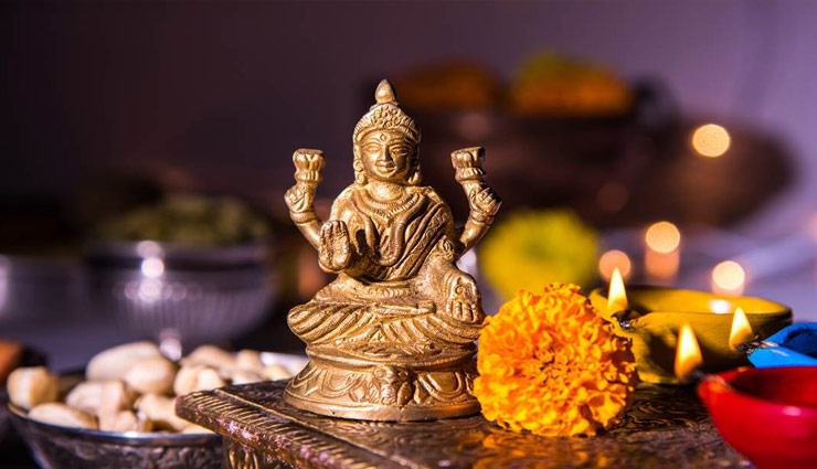 लक्ष्मी पूजन में इन 5 चीजों का इस्तेमाल ला सकता है घर में दरिद्रता 