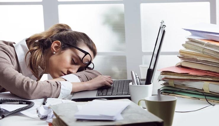 वर्क फ्रॉम होम के दौरान आती हैं आलस और कमजोरी की समस्या, इस तरह रखें खुद को तरोताजा