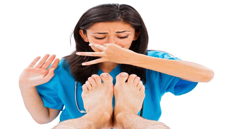 मिनटों में मिलेगा पैरों की बदबू से छुटकारा, आजमाए ये 4 बेहतरीन उपाय