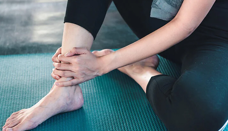 पैर की मोच बढ़ा सकती हैं आपकी तकलीफ, आराम पाने के लिए आजमाए ये उपाय 