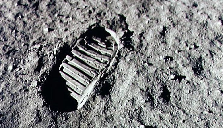 weird story,footprints on the moon,neil armstrong,neil armstrong footprints ,अनोखा रहस्य, चाँद पर पैरों के निशान, नील आर्मस्ट्रांग, नील आर्मस्ट्रांग के पैरों के निशान 