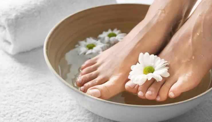 dry skin of the feet is troubling with the help of these tips it will go away,beauty tips,beauty hacks