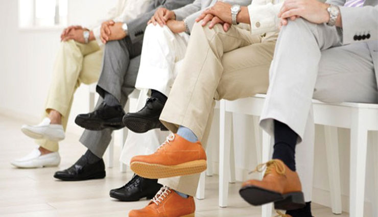 अगर आप भी बैठे-बैठे करतें है यह काम तो रुक जाइये वरना भुगतना पड़ सकता है भारी नुकसान 