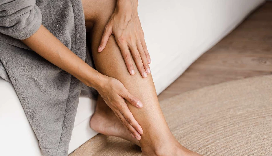 पैरों में नजर आएं ये 8 लक्षण तो बिल्कुल भी न करें देर, तुरंत भागें डॉक्टर के पास