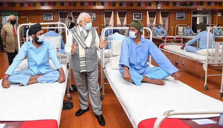 PM मोदी की लेह अस्पताल दौरे वाली तस्वीर पर उठा विवाद, रक्षा मंत्रालय ने सफाई में कही ये बात