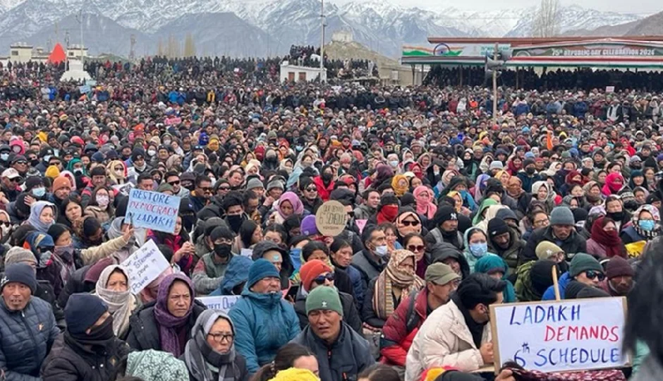 लेह हिंसा के बाद बढ़ा तनाव, स्कूल-कॉलेज बंद; हल निकालने के लिए केंद्र ने भेजा विशेष दूत, प्रतिनिधिमंडल दिल्ली रवाना