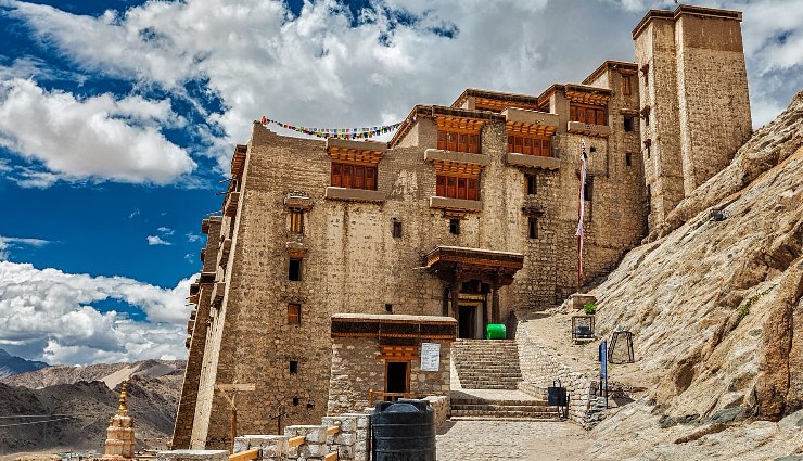 लद्दाख ट्रिप प्लान कर रहे हैं? इन 9 जगहों को देखे बिना मत लौटिए places to visit in ladakh,ladakh travel,best places in ladakh,ladakh tourist attractions,leh palace,pangong lake,khardung la,nubra valley,thiksey monastery,zanskar valley,hemis national park,shanti stupa,ladakh adventure,ladakh trekking,ladakh monasteries