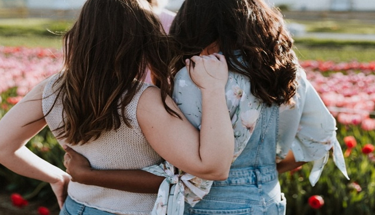 अपने पतियों को छोड़ एक-दूसरे से प्यार करने लगी दो महिलाएं! देंगी अब तलाक 