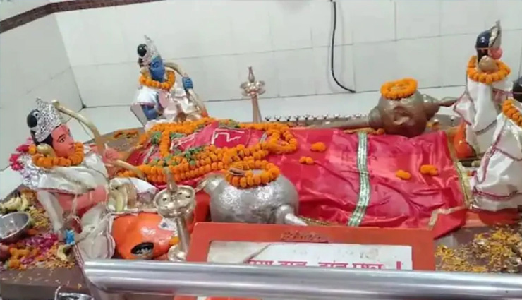 लखनऊ : माथे पर टीका लगाकर मंदिर में घुसा, तौफीक ने ईंट से तोड़ डाली लेटे हनुमान की मूर्ति