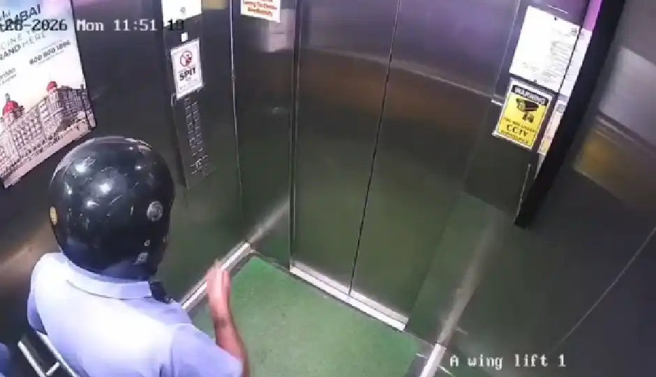 लिफ्ट में पेशाब... फिर उसी को पी गया डिलीवरी बॉय, CCTV सामने आते ही सोसाइटी में मचा हड़कंप