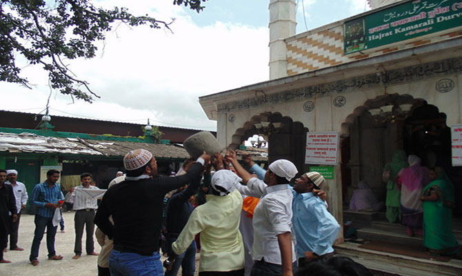 lift 90 kg stone on one finger,mosque