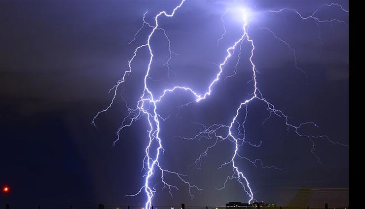 मोबाइल में आसमानी बिजली को कैद करने की कोशिश में युवक की गई जान मोबाइल में आसमानी बिजली को कैद करने की कोशिश में युवक की गई जान