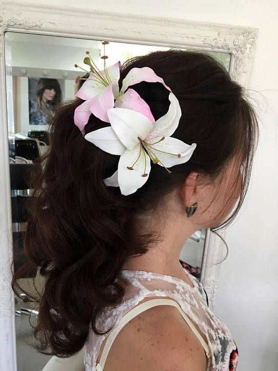 flowers wear in hair,purple orchid,daisy,red rose,marigold flower,lily,peony,camellia flower,magnolia flower,fashion,fashion tips