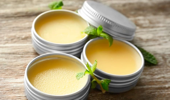 सर्दियों में बढ़ने लगी हैं फटे होठों की समस्या, आजमाए ये 8 होममेड लिप बाम the problem of chapped lips has started increasing in winter try these 8 homemade lip balms,beauty tips,beauty hacks