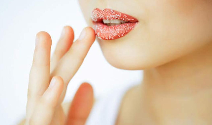 these home remedies are effective in enhancing the beauty of lips must try them,beauty tips,beauty hacks