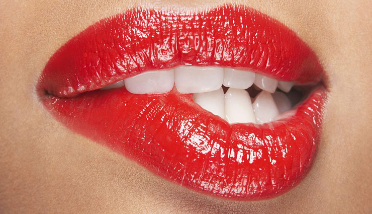 lipstick away teeth,lipstick care,beauty tips,lipstick ,लिपिस्टिक हटाने के तरीके, लिपिस्टिक का ख्याल, लिपिस्टिक, लिपिस्टिक टिप्स, ब्यूटी टिप्स 