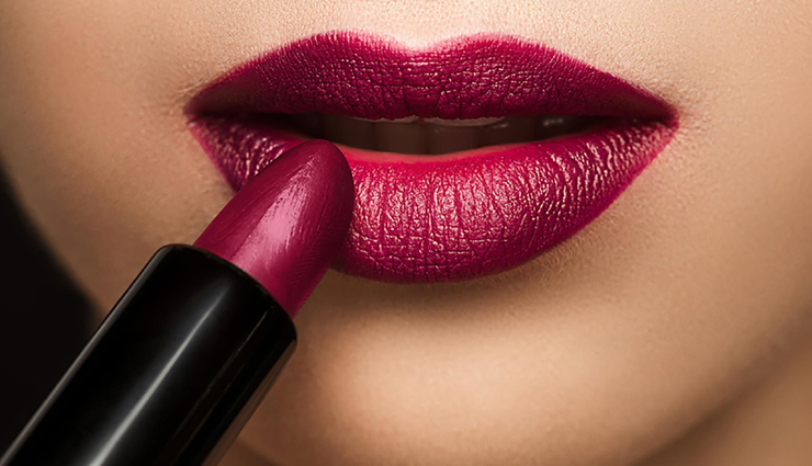 लिपस्टिक लगाते समय की गई ये गलतियां कर सकती हैं लुक को खराब, बरतें सावधानी 