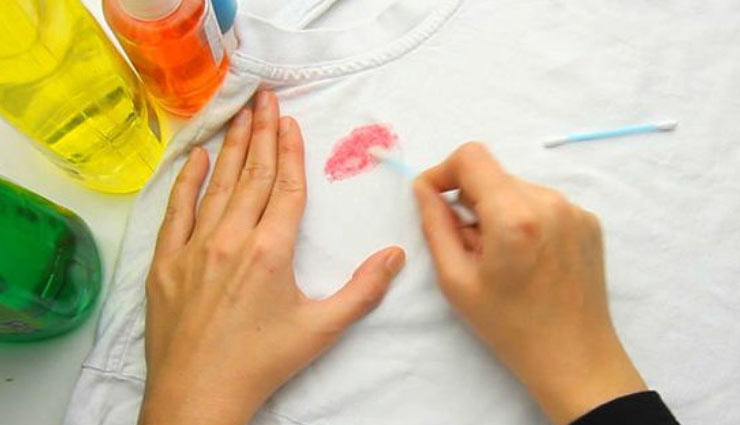 लिपस्टिक के दाग कर रहे आपको परेशान, इन तरीकों की मदद से मिटाएं इन्हें lipstick stains,household tips,home decor tips,removing lipstick stains