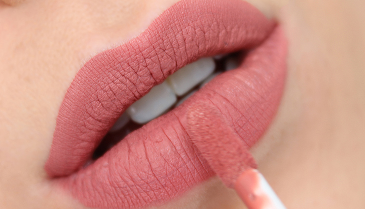 लिपस्टिक लगाते समय की गई ये गलतियां कर सकती हैं लुक को खराब, बरतें सावधानी lipstick,lipstick care tips,mistakes while doing lipstick,beauty,beauty tips