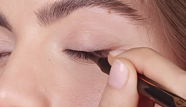 liquid eyeliner,tips to apply liquid eyeliner,eyeliner beauty tips,beauty tips,beauty hacks,simple beauty tips